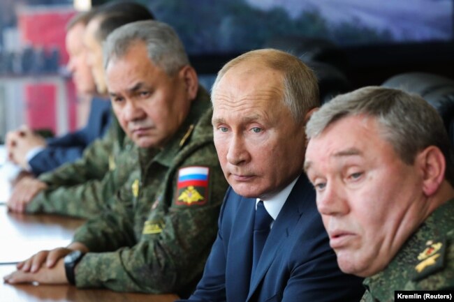 Presidenti rus, Vladimir Putin (në mes), ministri rus i Mbrojtjes, Sergei Shoigu (majtas), dhe gjenerali Valery Gerasimov duke mbikëqyrur një stërvitje ushtarake në shtator 2020.