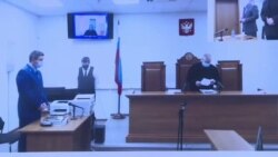 Суд оставил Навального под арестом