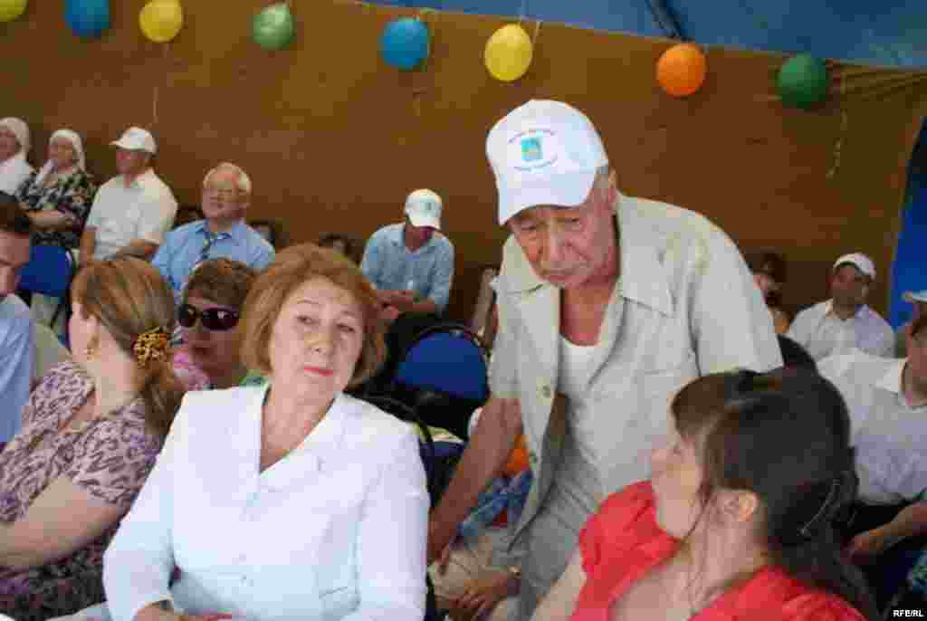 Балык Бистәсендә Сабантуй - 2009 - Район Сабантуендагы мәртәбәле кунак, Татарстанның премьер министры урынбасары, мәдәният министры Зилә Вәлиева һәм Русиянең һәм Татарстанның халык артисты Равил Шәрәфиев