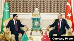 Türkiýäniň prezidenti Rejep Taýyp Erdogan (s) türkmen kärdeşi Gurbanguly Berdimuhamdow bilen, Aşgabat, 7-nji noýabr, 2014. 