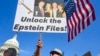 Снимката е илюстративна. Демонстрант държи плакат с искане да бъде публикувани т.нар. досиета "Епстийн" пред Белия дом, Вашингтон, САЩ, септември 2025 г.