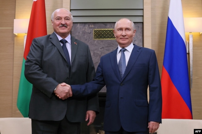 Володимир Путін (праворуч) потискає руку очільнику Білорусі Олександру Лукашенку (ліворуч) під час їхньої зустрічі в державній резиденції Ново-Огарьово під Москвою 29 серпня 2026 року.