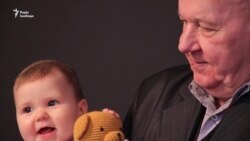 Благодійна фотосесія для літніх людей із немовлятами (відео)