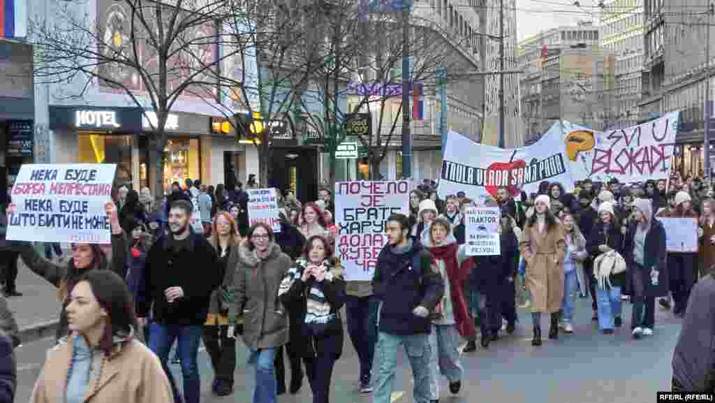 Jedan broj studenata ka beogradskom Trgu Slavija krenuo je peške od Studentskog trga, u čijoj se blizini nalazi nekoliko fakulteta.&nbsp;