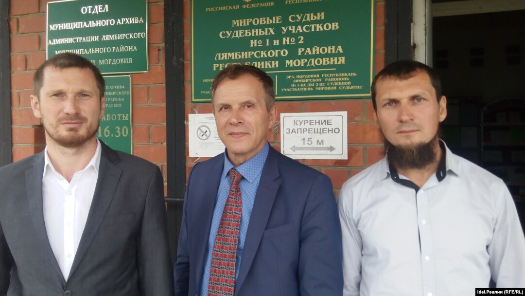 Слева - направо: адвокаты Марат Ашимов и Анатолий Пчелинцев, подсудимый Руслан Максимов
