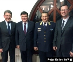 Heinz Brand (SVP), John McGough, Tarcsa Csaba rendőrfőkapitány és Peter Keller (SVP) valahol az ukrán–magyar határ közelében 2014 áprilisában