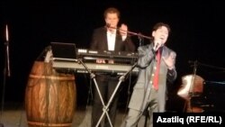 Альберт Әсәдуллин җырлый. Артта Виктор Березинский
