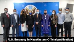 Помощник госсекретаря Мари Ройс встретилась с этническими казахами и уйгурами, ранее содержавшимися в лагерях для интернированных в Синьцзяне. Нур-Султан, 27 ноября 2020 года.