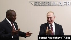 Түштүк Африка республикасынын президенти Сирил Рамафоза жана Орусиянын лидери Владимир Путин Орусия-Африка саммитинин алкагында жолугушкан учур. 23-октябрь, 2019-жыл. Москва.
