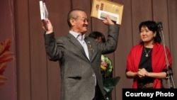 Алым Токтомушев Эшимканов атындагы сыйлыкты жеңип алган, 9-декабрь, 2012-жыл