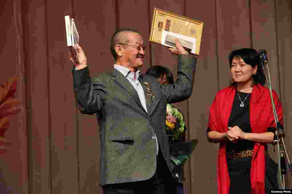Эшимканов атындагы сыйлыктын биринчи жеңүүчүсү - журналист, публицист Алым Токтомушев. Жеңүүчүгө атайын диплом, төш белги жана 100 миң сом ыйгарылды.