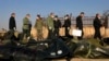 مأموران امنیتی جمهوری اسلامی بر سر بقایای هواپیمای مسافری سرنگون‌شده توسط سپاه پاسداران