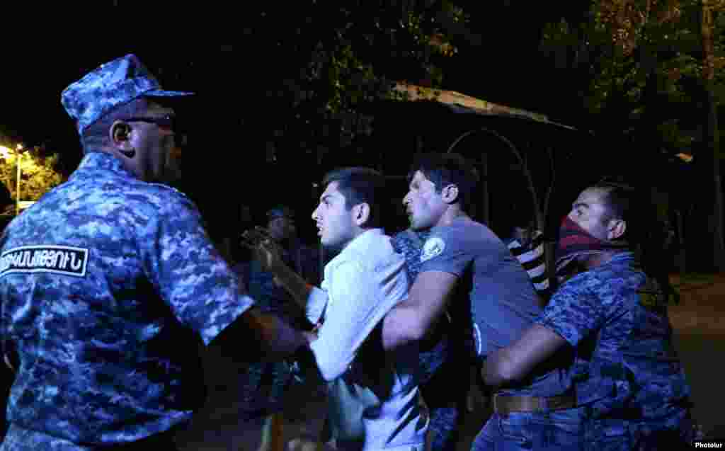 Armenia - Police detain protesters on Khorenatsi Street in Yerevan, 29Jul2016.