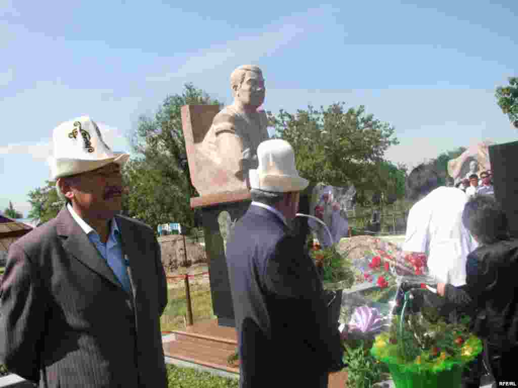 Маркумду эскерүү митингисин Азимбек Бекназаров ачты. - Kyrgyzstan - Memorial Meeting of Dooronbek Sadyrbaev, The Late Former MP, Filam Director. 30May2009