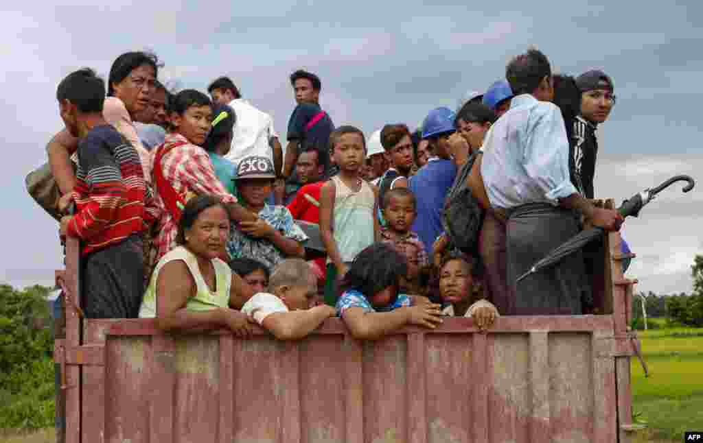 Rakhine people flee from the conflict area in Burma&#39;s Rakhine State.