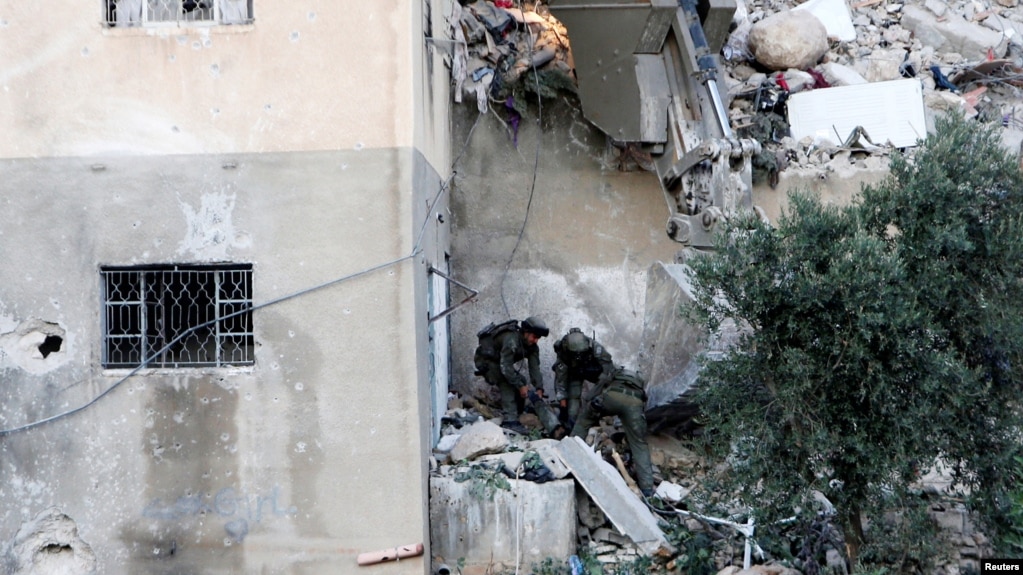 سربازان اسرائیلی در خانه‌ای در کرانه باختری