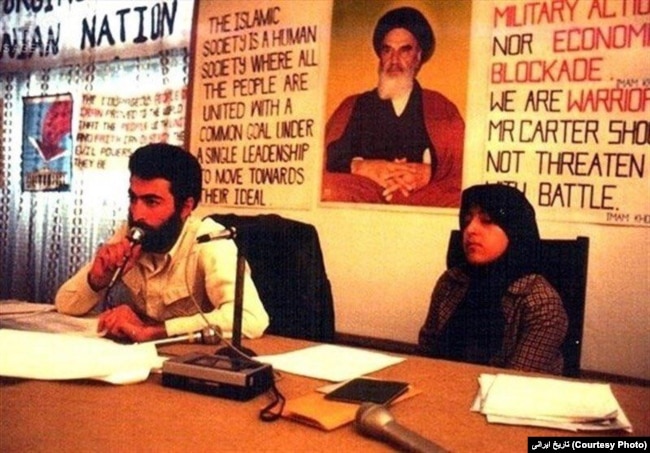 حسین شیخ‌الاسلام در یک کنفرانس خبری در زمان اشغال سفارت آمریکا در تهران در کنار معصومه ابتکار