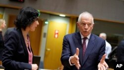 Hadja Lahbib belga külügyminiszter figyeli, ahogy Josep Borrell, az EU külügyi főképviselője felszólal az EU külügyminisztereinek január 22-i brüsszeli találkozóján.