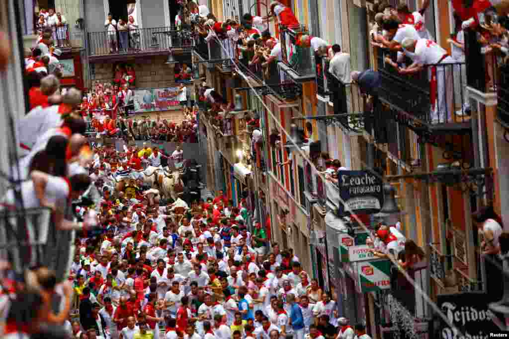 Festivalul San Fermin, făcut celebru în afara Spaniei și de scriitorul american Ernest Hemingway, cuprinde manifestări numeroase, unele mai puțin periculoase decât fuga de taur, fiind cea mai importantă sărbătoare anuală a Pamplonei.&nbsp;