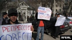 Picketers in support of jailed United People Movement leader Alikbek Jekshenkulov