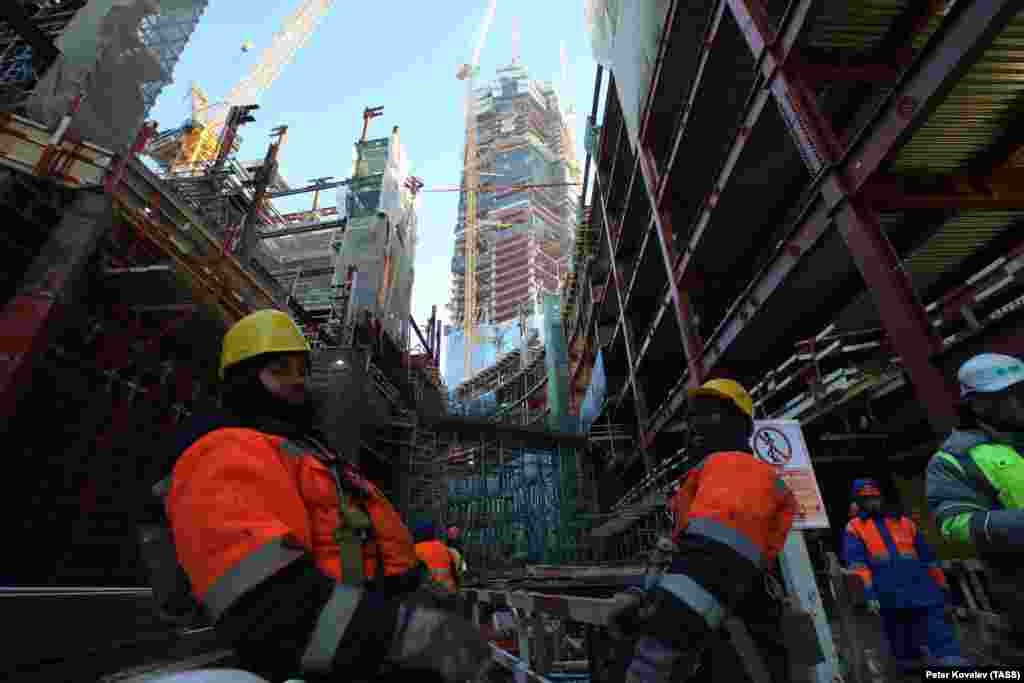 Radnici na gradilištu nebodera.