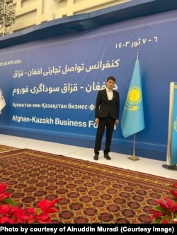 Айнуддин Муради считает себя казахом. Он говорит, что его зовут Айдын Мурат, но при заполнении документов в Афганистане его данные были записаны в соответствии с особенностями местного языка, дари