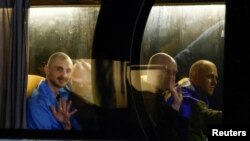 Ukrainas që u liruan gjatë një këmbimi të të burgosurve më 23 korrik 2025. 