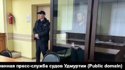 Обвиняемый в убийстве мужчина в зале суда. Май 2025 года