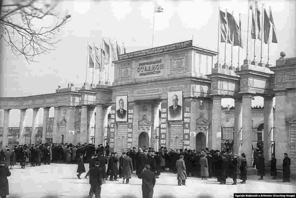 Stadionul Republican, deschis în 1952, a fost un stadion multifuncțional din Republica Moldova, unde au jucat echipele Zimbru Chișinău, Dacia Chișinău și naționala de fotbal a Moldovei. A găzduit 17 finale ale Cupei Moldovei și două finale ale Cupei Federației de Fotbal a URSS. În 2007, stadionul a fost demolat pentru că nu mai îndeplinea standardele FIFA și UEFA, urmând să fie construit un stadion modern. Terenul a fost vândut guvernului SUA pentru construirea noii ambasade americane, iar porțile stadionului vor fi restaurate, împreună cu crearea unui parc public, care va reveni statului după finalizarea construcției.