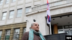 Munira Subašić iz udruženja "Majke Srebrenice" ispred Specijalnog suda u Beogradu