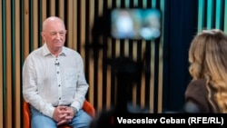 Fostul deputat PAS, Oazu Nantoi, în studioul Europei Libere, la podcastul Pe Agendă cu Cristina Popușoi