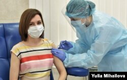 Președinta Maia Sandu în timpul vaccinării anti-COVID