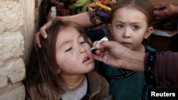 Një vajzë duke u vaksionuar në Pakistan
