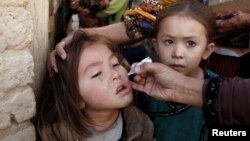 Një vajzë duke u vaksionuar në Pakistan.