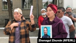 Родственники умершей после родов Аймиры Атшыбаевой у здания перинатального центра в Актобе. 19 мая 2021 года.