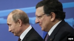 Президент России Владимир Путин и председатель Европейской комиссии Жозе Мануэль Баррозу (cправа).