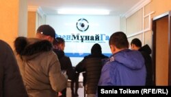 Местные жители пришли с требованиями в офис компании «Озенмунайгаз», Жанаозен, 2017 год. Иллюстративное фото.