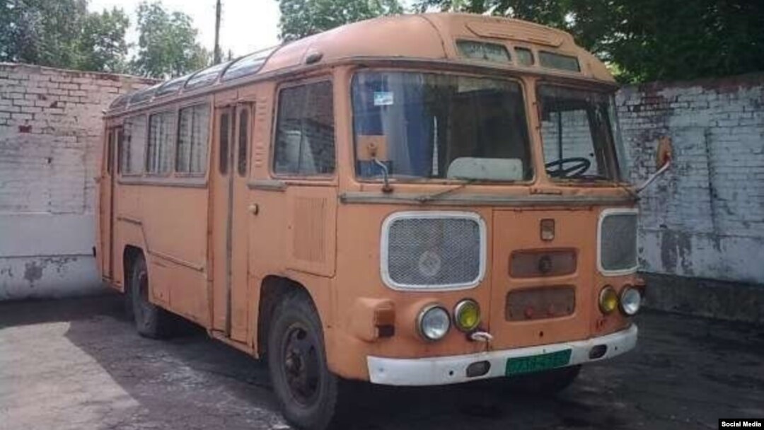 Маориф ва тиббиёт ходимларидан иборат 60 кишилик ҳашарчилар гуруҳи 1988 йилда ишлаб чиқарилган "ПАЗ" автобусида йўлга чиққан.