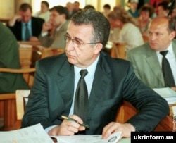 Тогочасний міністр Транспорту України Георгій Кирпа у залі засідання. 29 травня 2002 року