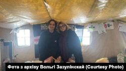 Арганізатарка беларускага "пункту нязломнасьці" ў Кіеве Алена Жаркевіч і прадстаўніца АПК Вольга Зазулінская