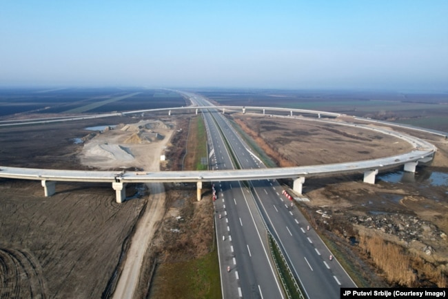 Dionica autoputa u Srbiji Kuzmin–Sremska Rača prema posljednjim planovima i izvještajima biće završena do kraja ove godine.
