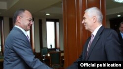 Министр обороны Армении Сейран Оганян (слева) и новый глава делегации ЕС в Армении, послом Петр Свитальски, Ереван, 29 октября 2015 г. (Фотография - пресс-служба Минобороны Армении)