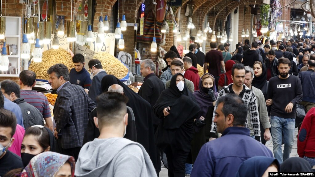 صندوق بینالمللی پول پیشبینی کرده است رشد اقتصادی غیرنفتی ایران در سال جاری میلادی منفی ۴.۵ درصد و رشد اقتصادی نفتی آن منفی ۸.۵ درصد باشد.