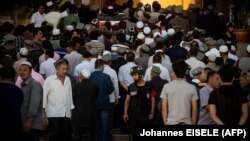 Uiguri musulmani la moscheea Id Kah din Kashgar, regiunea autonomă uigură din China