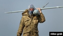 Militar ucrainean cu o dronă de recunoaștere în apropiere de Mariupol (arhivă)