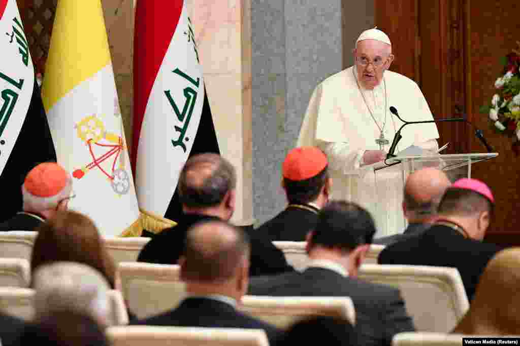 În primul discurs, rostit la Palatul Prezidenţial din Bagdad, Papa Francisc a menționat pandemia de COVID-19 despre care a spus că &bdquo;necesită eforturi comune din partea tuturor pentru a lua numeroasele măsuri necesare, inclusiv o distribuţie echitabilă a vaccinurilor pentru toţi. /.../ Dar nu este suficient: această criză este, mai presus de toate, un apel la regândirea stilurilor noastre de viaţă&rdquo;.
