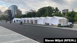 Od aprila su šatori postavljeni i na platou ispred Narodne skupštine, Beograd, juli 2025.