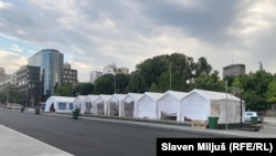 Kamp pristalica vladajuće Srpske napredne stranke, Beograd, Srbija, jul 2025. 