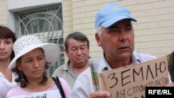 На початку липня кримські татари протестували біля Адміністрації Президента в Києві проти невирішених земельних питань