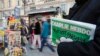 Pariz, prolaznik sa primjerkom lista Čarli Ebdo sa naslovnicom na kojoj je lik poslanika Muhameda